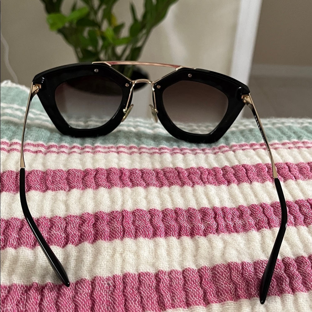 Prada sunglasses - Picture 4 of 5